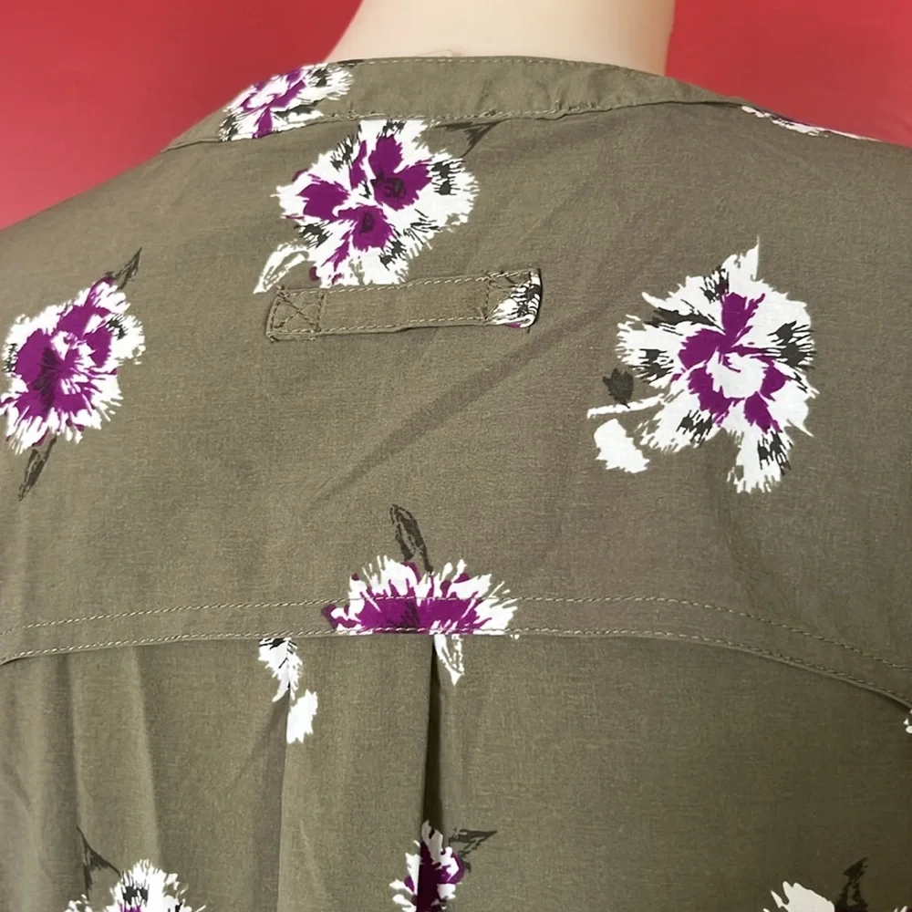 BNWOT Duluth trading company, green floral top - Picture 10 of 16